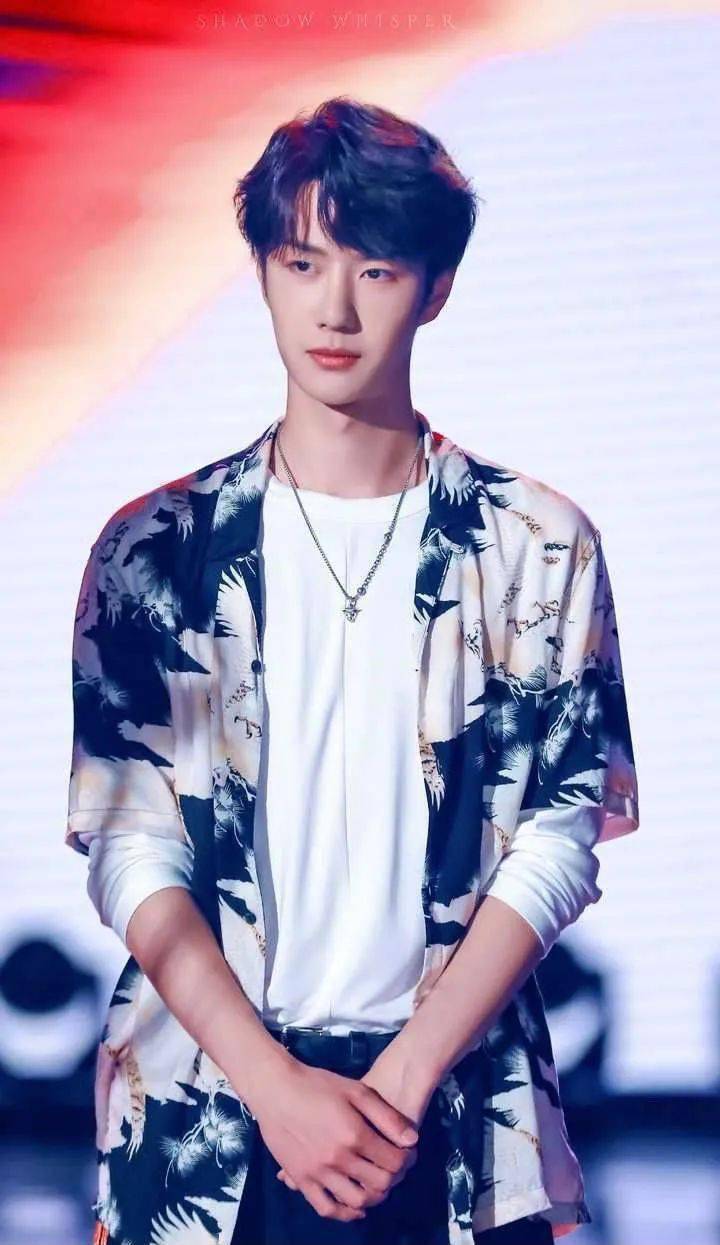 还嫌花衬衫不够时尚王一博蔡徐坤刘雨昕早早就上身啦