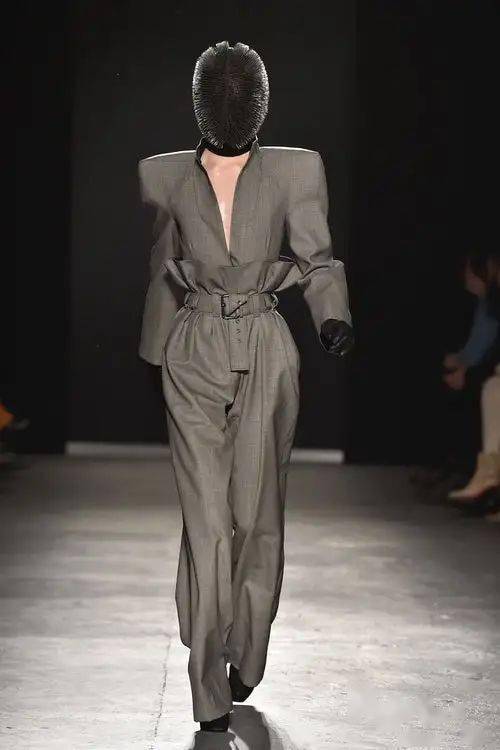 廓形方正,挺拔的量感肩部设计,会使人从感官上觉得