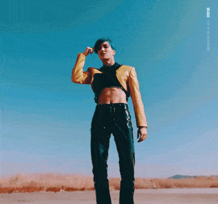 kai活动中穿露脐装引起大众关注,随后在男爱豆中变得流行