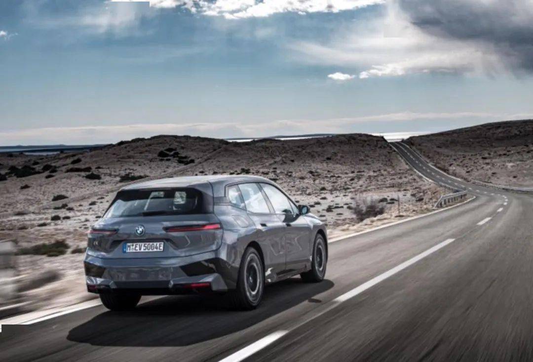 另外,通过细节上可以看到,bmw ix采用了无边框车门设计.