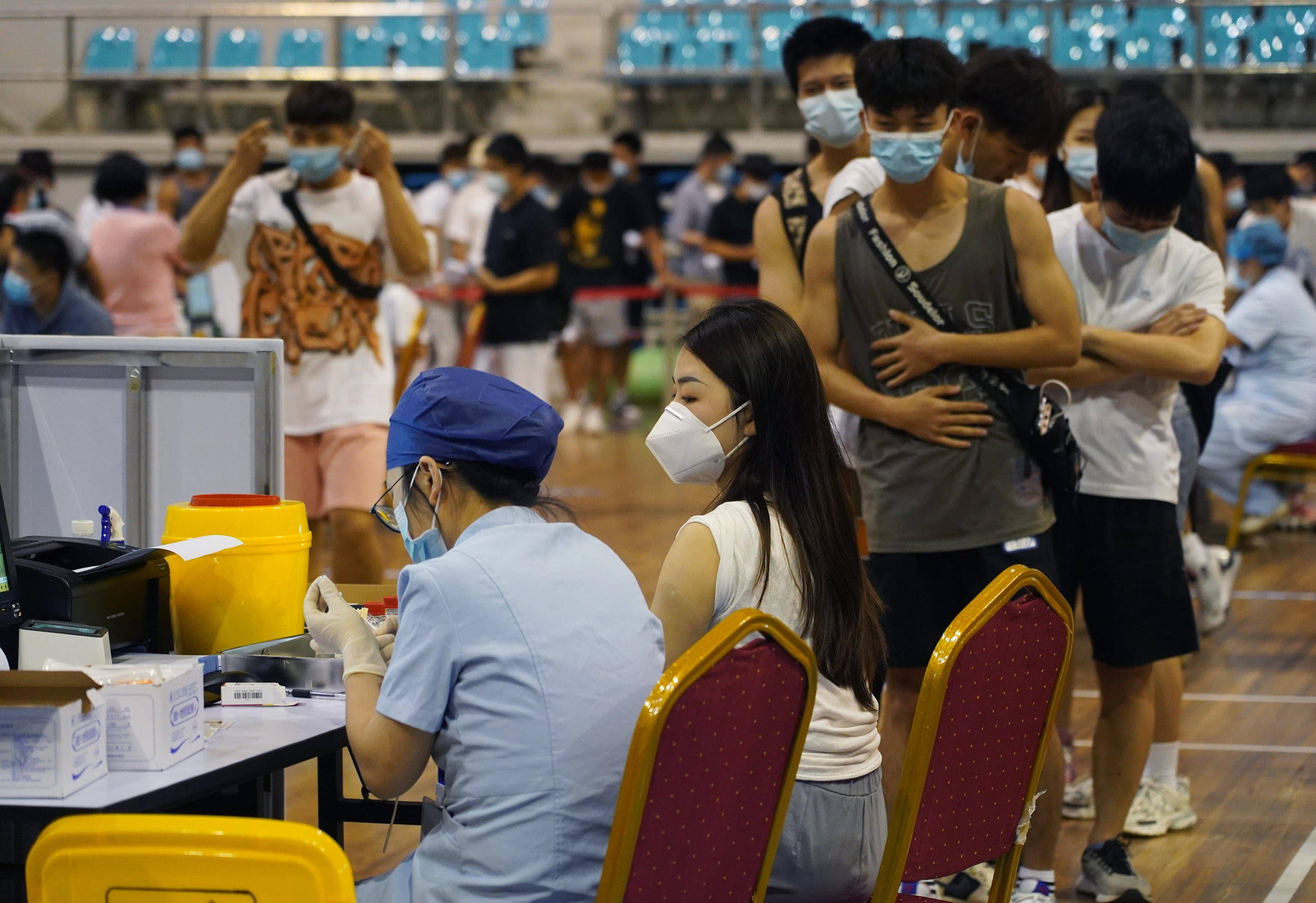 江西南昌:体育馆方舱助力新冠疫苗接种