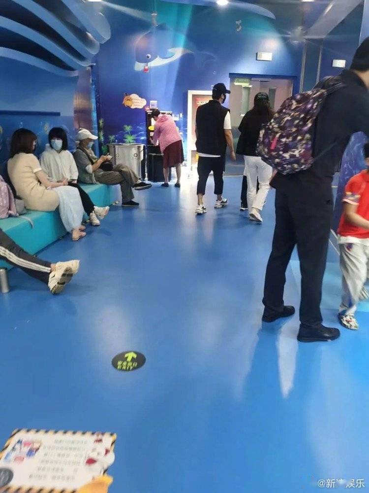 陈思诚离婚后带儿子出行,陪朵朵玩游戏画面温馨