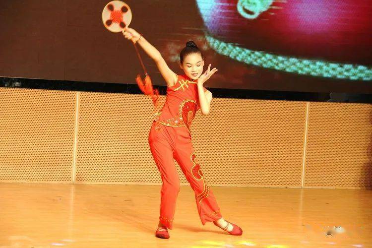 儿童小视频跳舞 54030e08d6e741fbad1b55b74566c891.jpeg