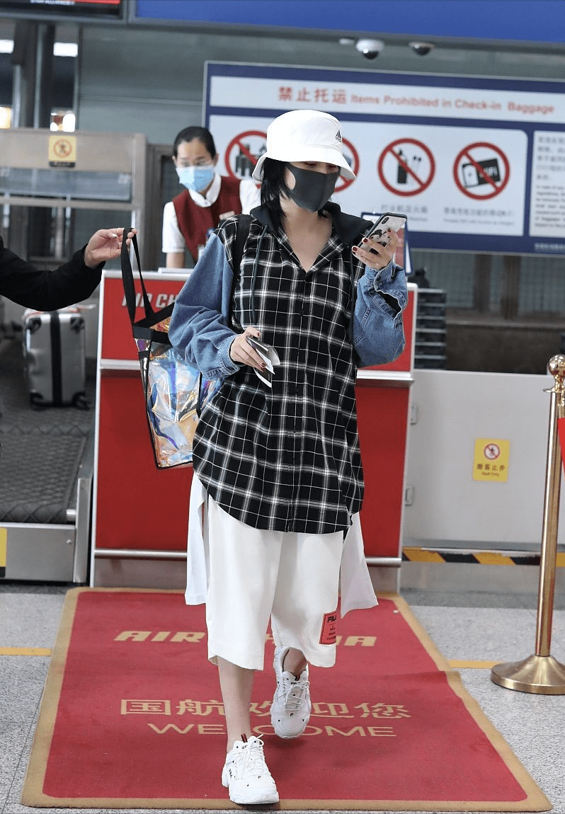 军嫂张馨予真挺给力狼尾发型又a又飒花色穿得不浮夸