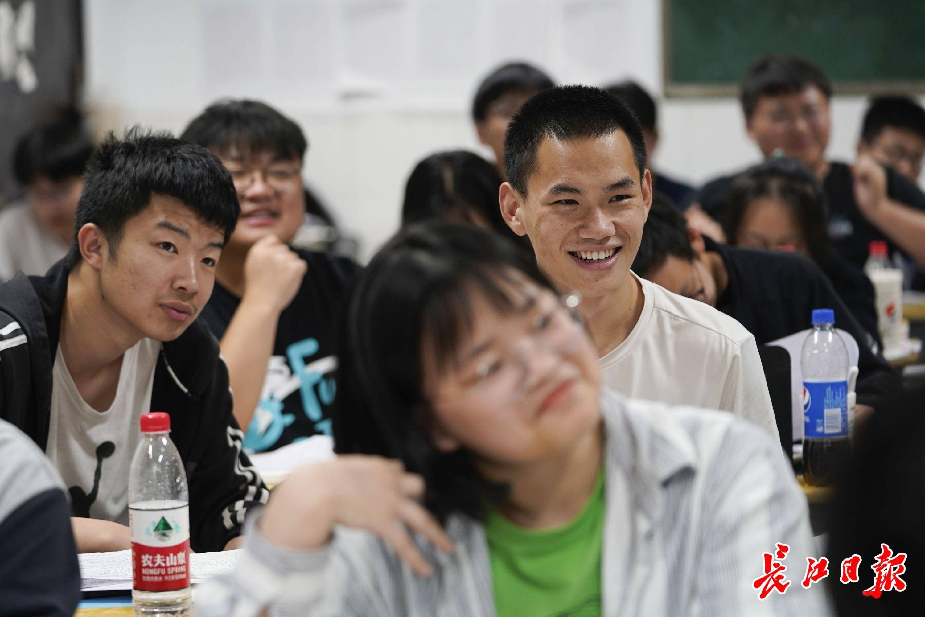 6月1日,晚自习时间,黄陂三中高三学生在教室里小声交流讨论.