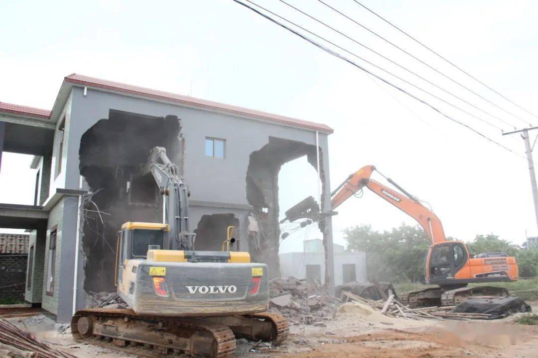 零容忍拆违不手软临高金牌开发区一批违建房被依法拆除