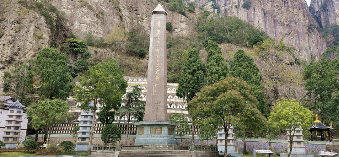 雁荡山革命烈士陵园日军入侵温州(乐清)展示馆隘门岭事件纪念碑亭(红