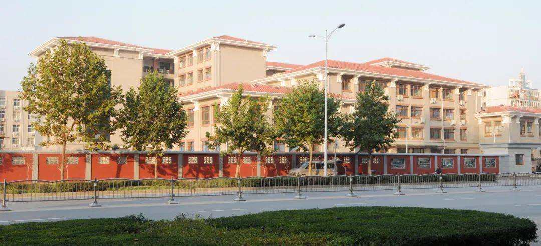 其前身是创建于2001年的郑州七中分校,2008年学校改制更名为郑州新奇