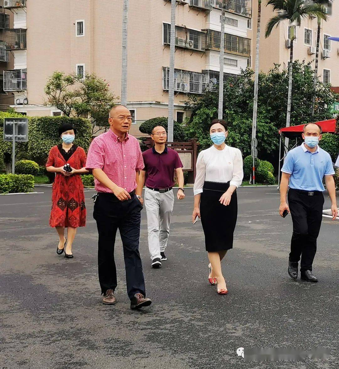 县委常委宣传部许贞丽部长莅临一中指导检查高考考点准备工作