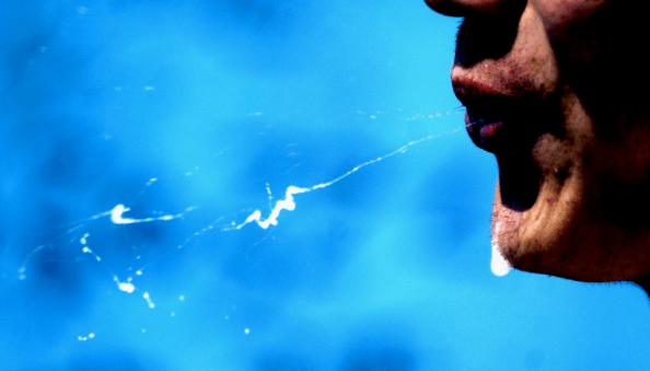 开醉酒男子,然而令人气愤的是男子竟然拉下口罩朝无辜的女子吐口水