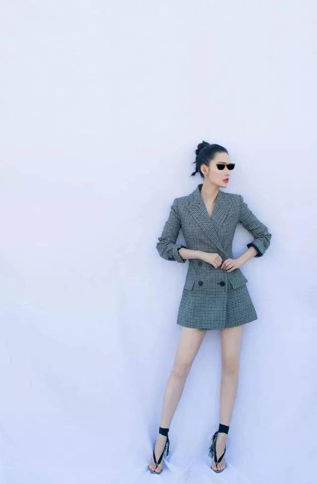 李沁酒杯腿火了像假肢一样直路人镜头下更夸张网友这要买保险吧