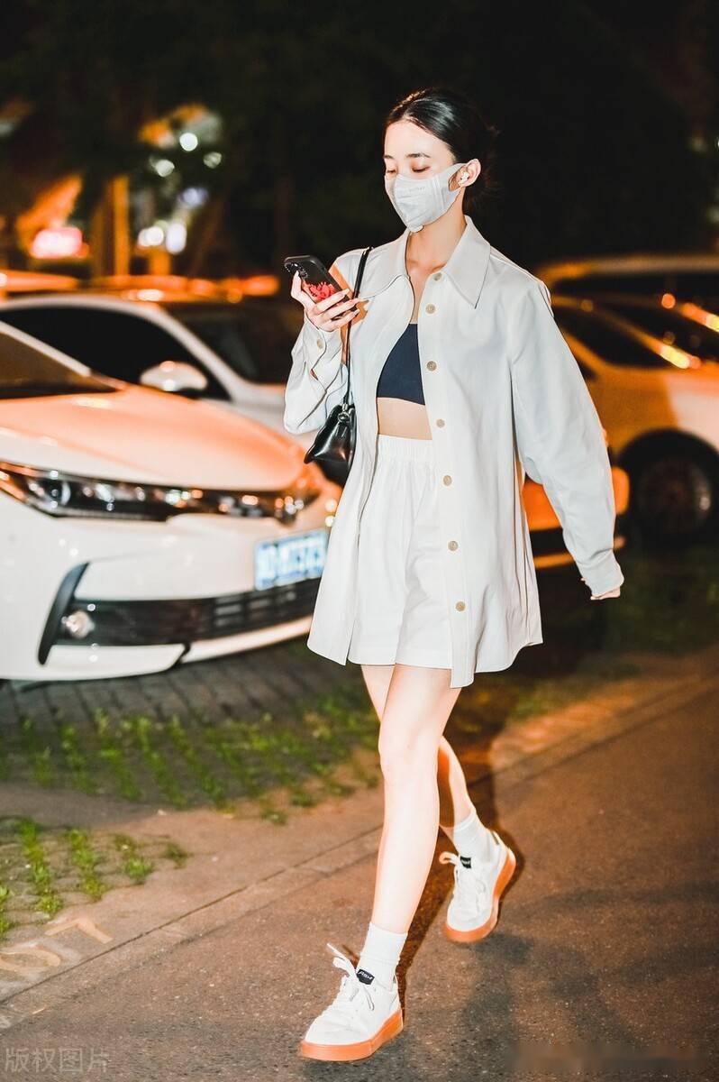 黄欣苑身穿黑色背心,白色短裤外搭同色系衬衫低调出行