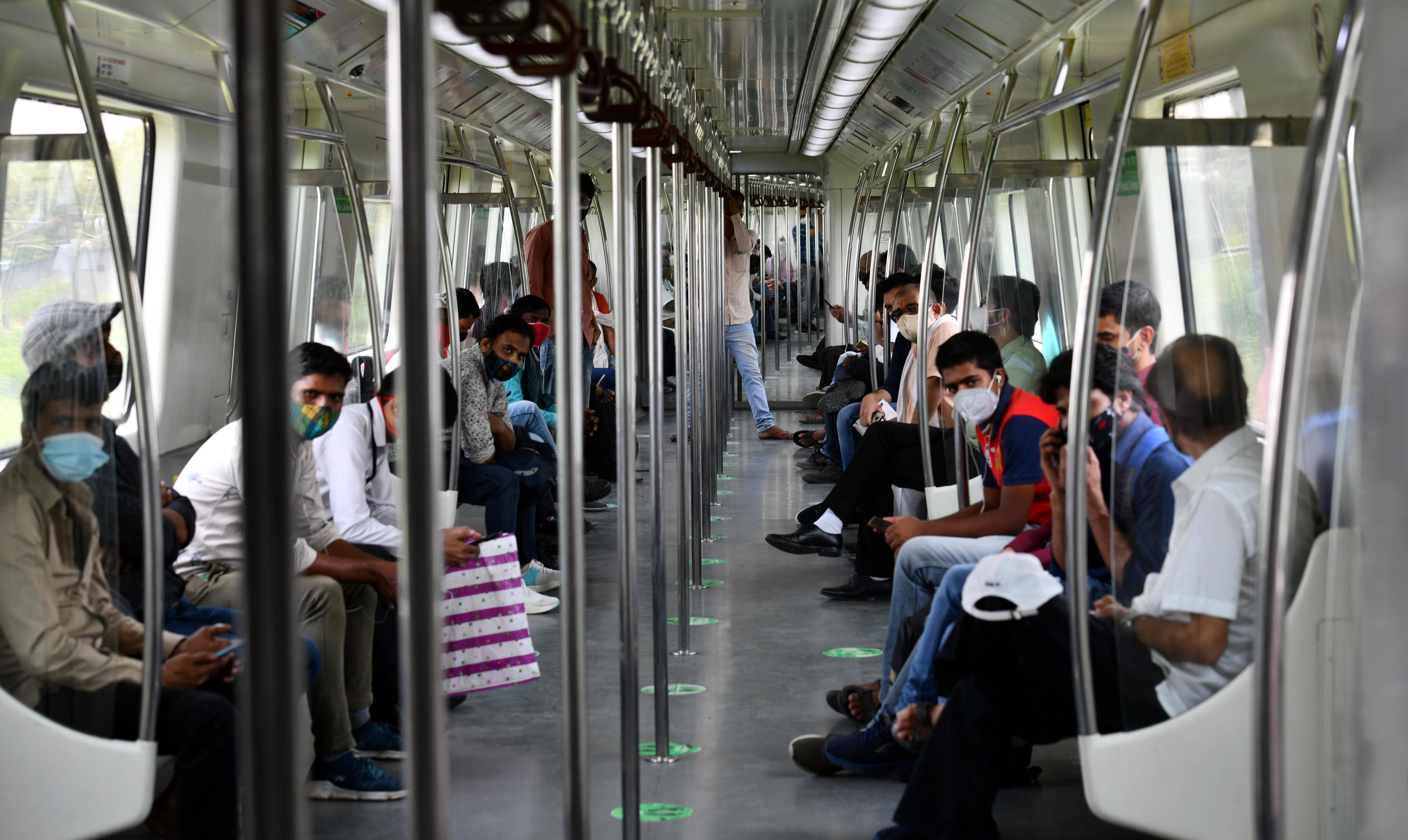 6月7日,在印度新德里,乘客乘坐地铁