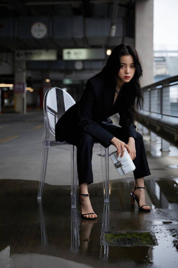 欧阳娜娜穿黑色西装小露深v02坐姿霸气眼神撩人