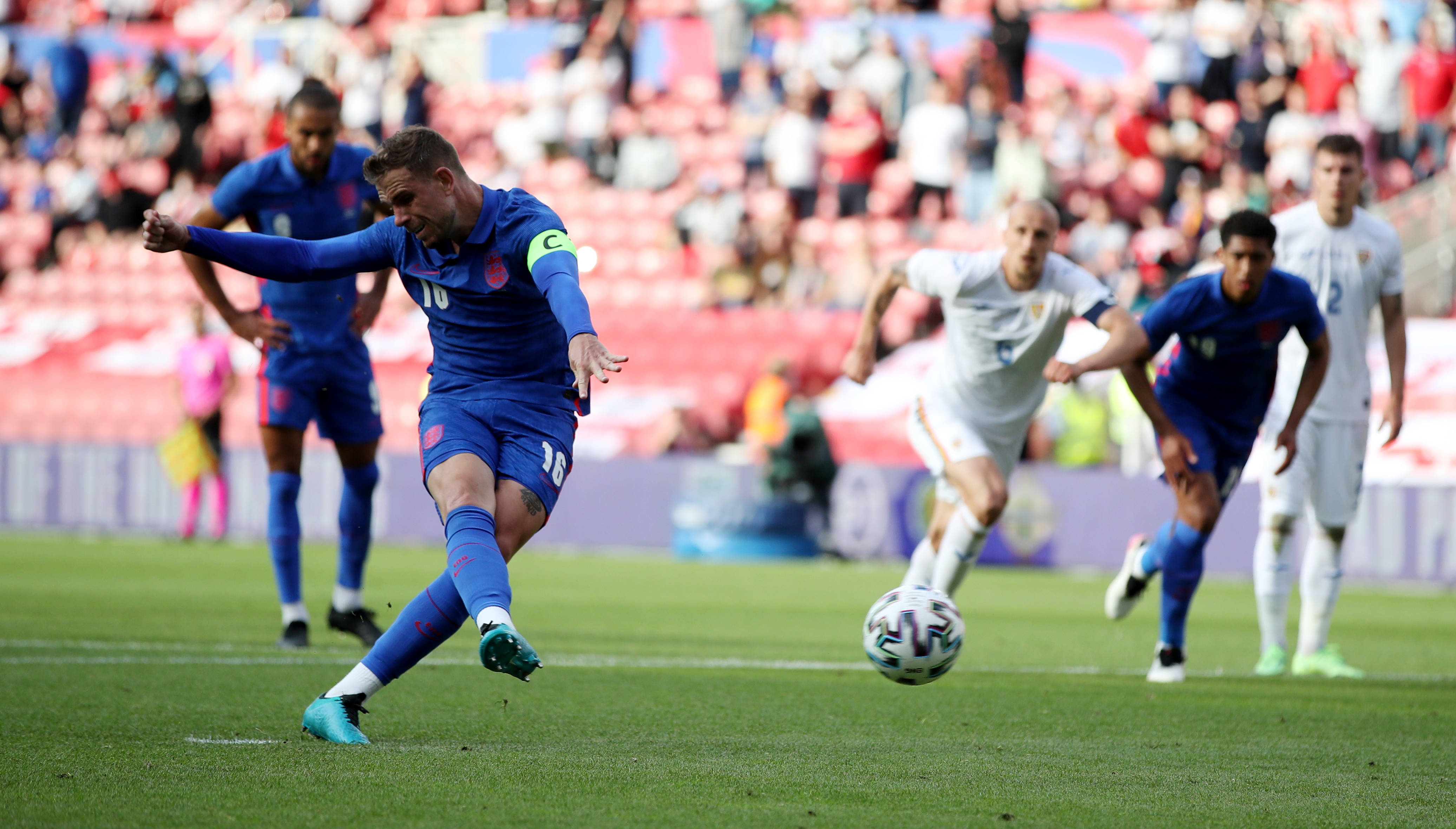 足球——热身赛:英格兰胜罗马尼亚