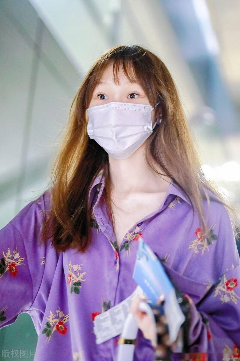 街拍:陈雪凝紫色碎花衬衫 黑色皮鞋 牛仔骑行短裤时髦个性