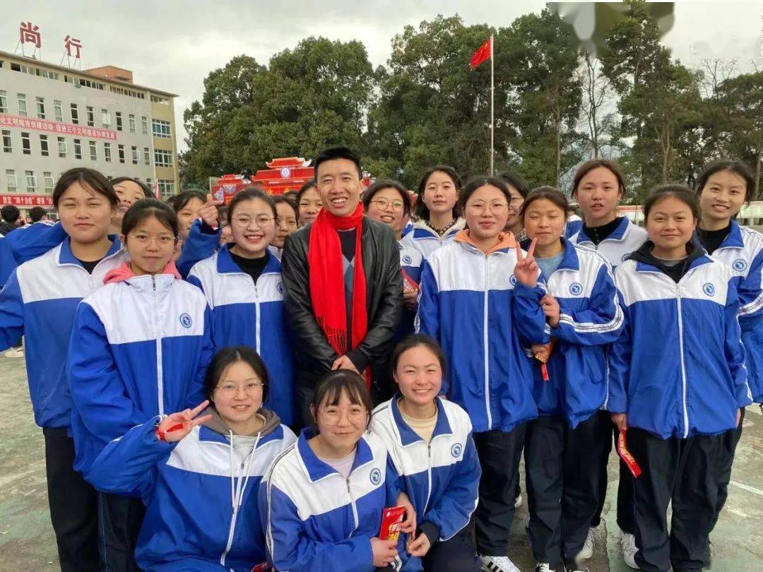 个年头一名化学老师是仁怀市第四中学视频中的老师名叫青明建心有戒尺