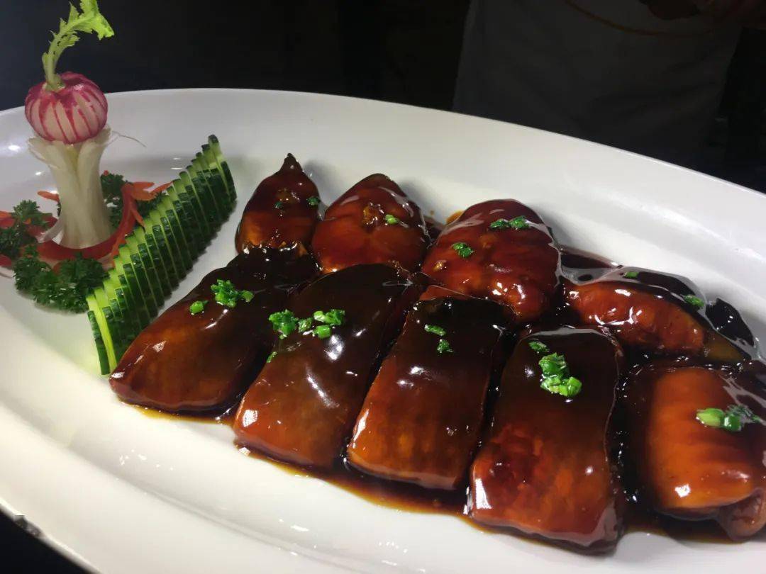 第三代传承人徐师傅在高老庄工作并传承烹饪技艺,将宝山名菜"红烧鮰鱼