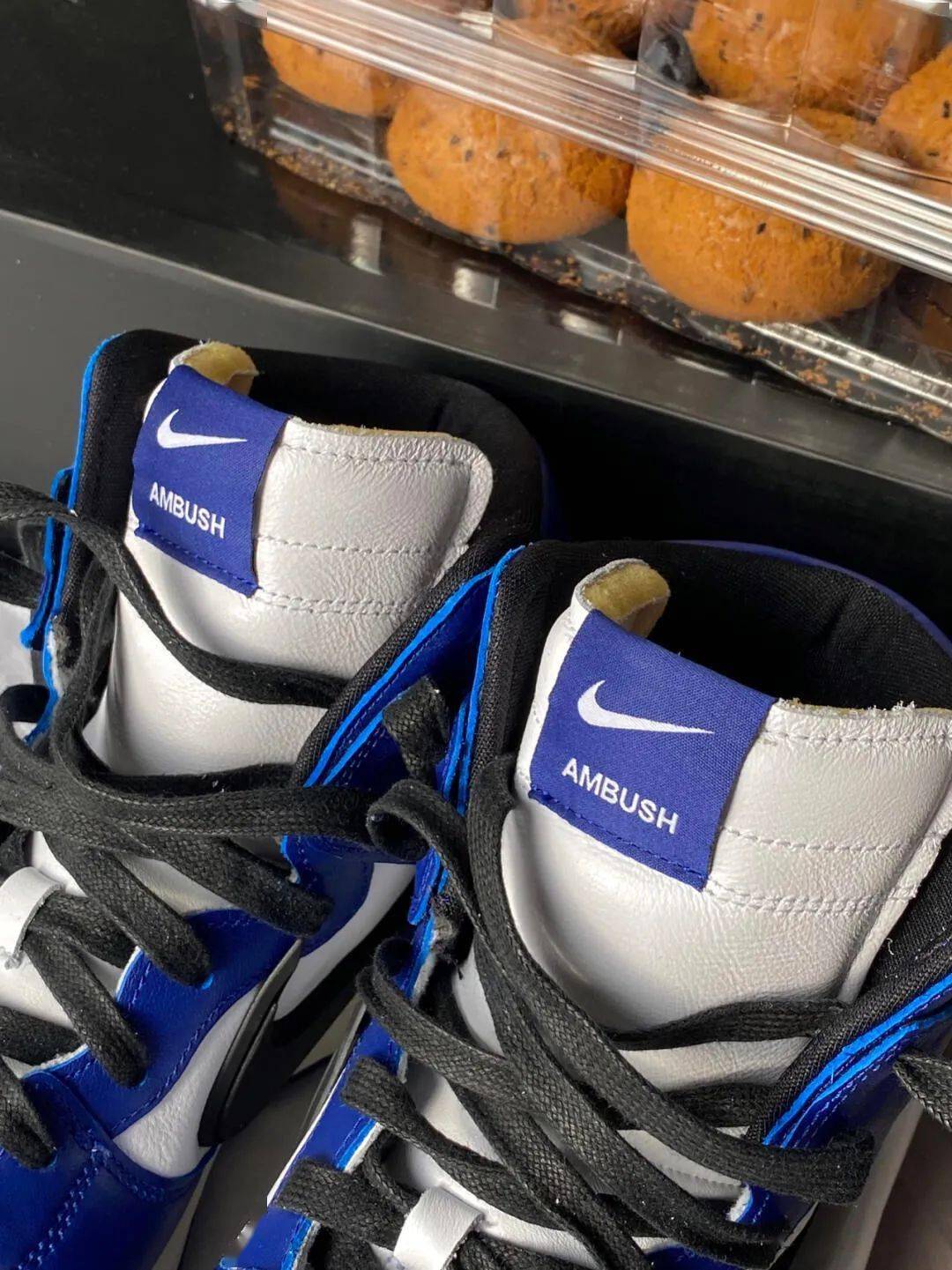 今天跟大家分享的好物是nike ambush联名dunk 97晚上好,我是橙小博