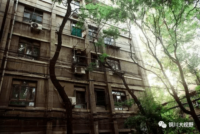 不一样,我进去看了一下,楼道没有开灯,很昏暗,这种楼就是俗称的筒子楼