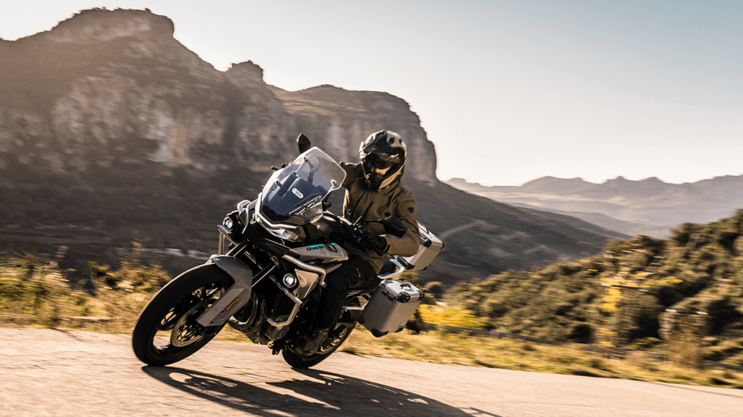 弯道abs,双向快排加持,春风800mt是2021年最强国产adv吗?_搜狐汽车_搜