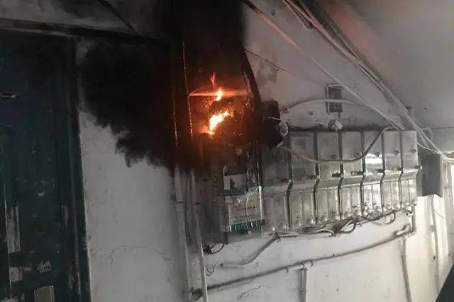 家中电表箱起火10岁男孩冷静救火