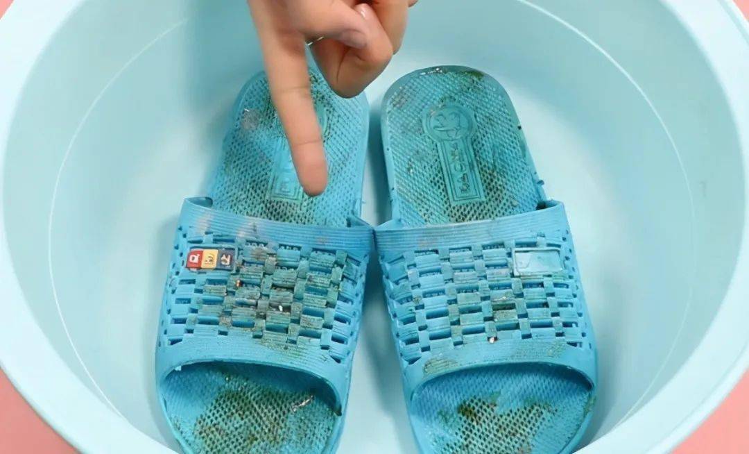 去年的凉拖鞋又脏又旧,教你一个"土方法",拖鞋立马干净如新