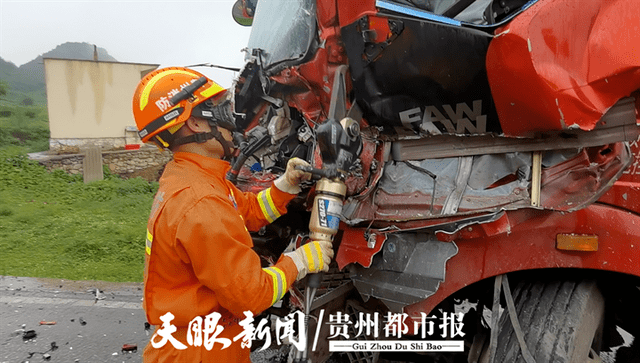 请大家注意安全【两货车迎面相撞】一司机被卡驾驶室动动弹不得_救援