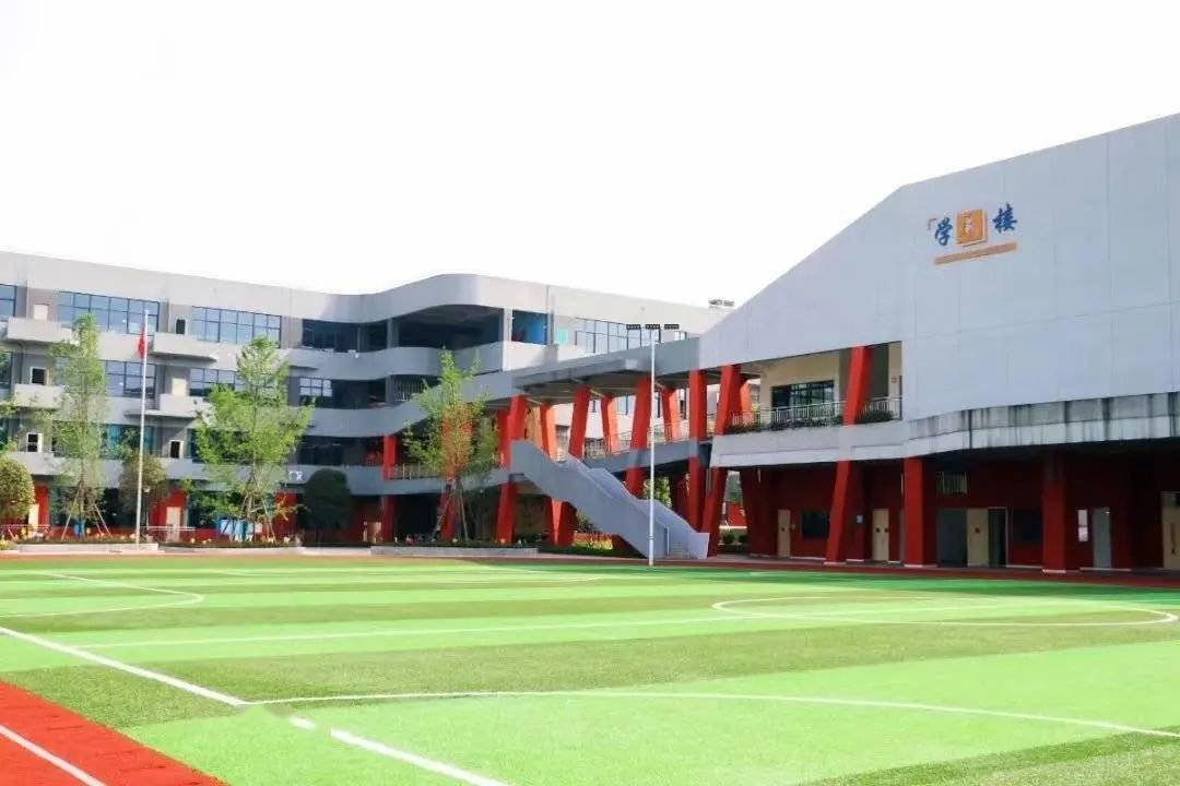 另外师资方面保留了有原万春小学的老师～胜西高坎校区与胜西小学本部
