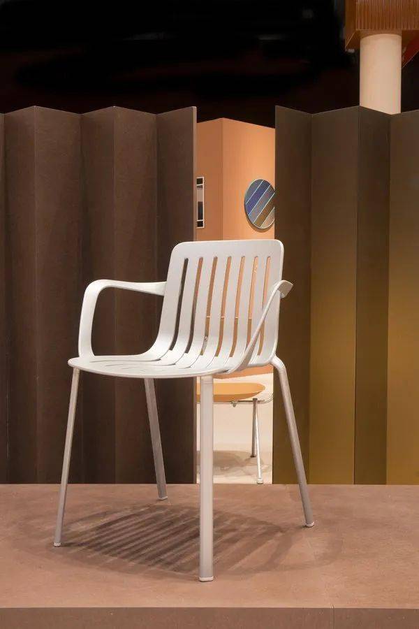 舒适又轻巧的线条椅子