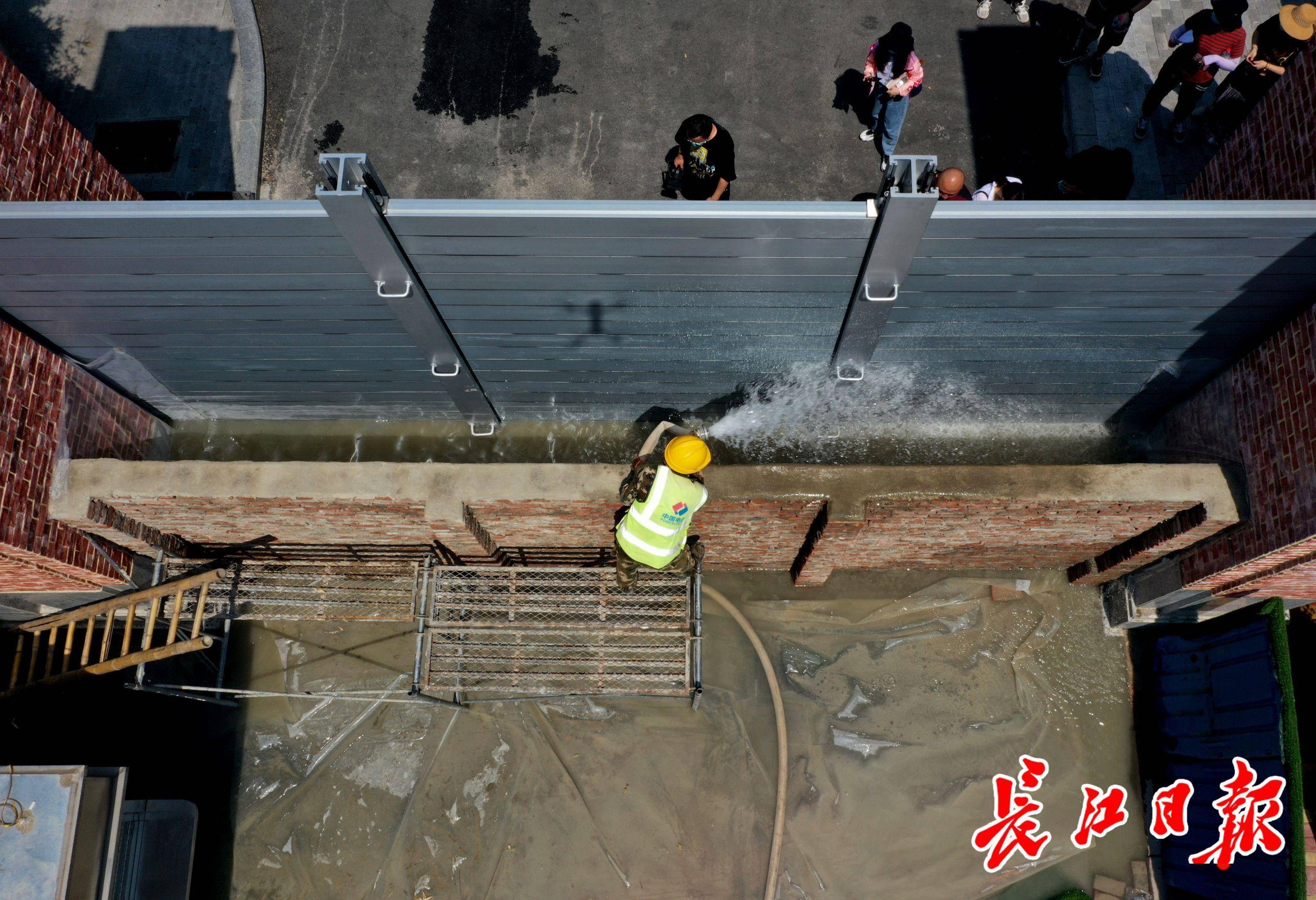 拼装式防洪墙增加无障碍通道景观各有特色武汉江滩闸口上新了