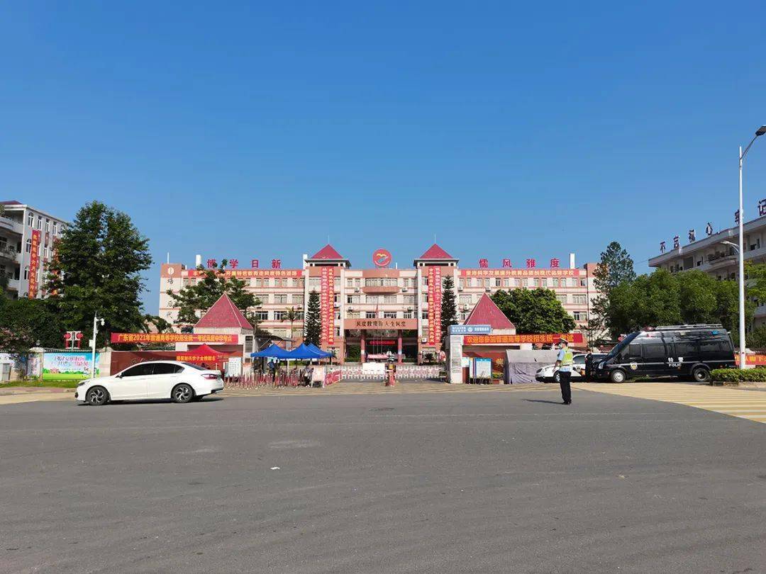 风度中学考场↓我们先来看看高考第一天.乾