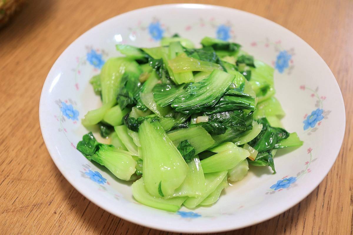 儿子放暑假了,晚餐亲手做的黄焖鸡有模有样,3盘蔬菜也不赖