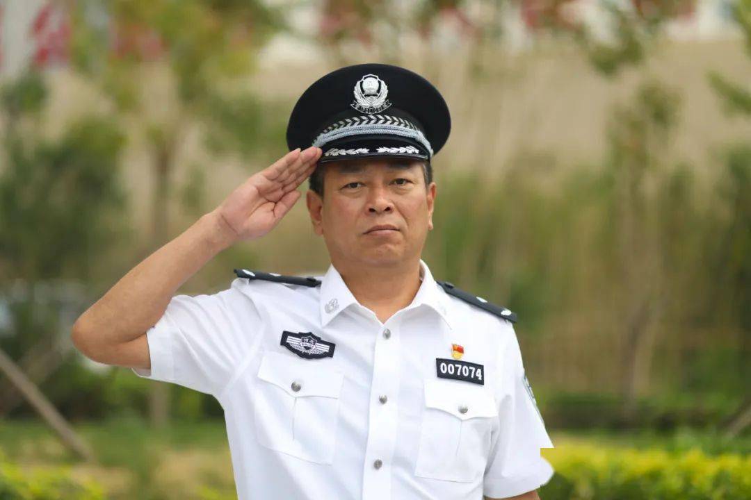 公安心向党护航新征程百佳刑警的生死考验