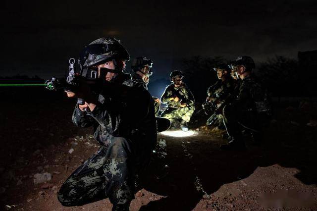 武警夜间执勤图片图片
