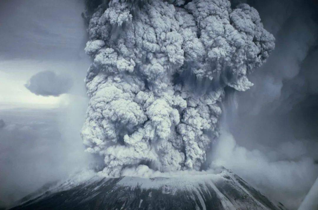 爆发式火山喷发如果一座火山显示出熔岩喷泉,熔岩从火山口和周围的