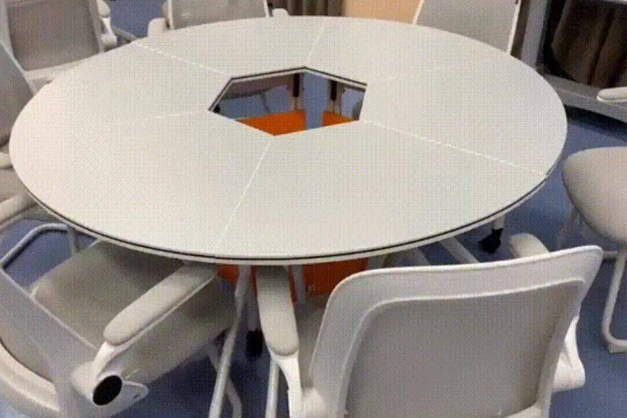 六块可触摸显示屏,六支吊麦搭配立体音响,三台高清摄像头,拼接式圆桌