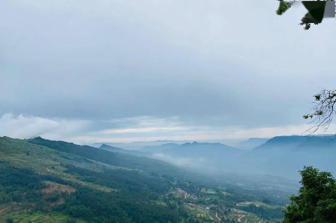 高峰岩生态颐养庄园,位于宣汉县茶河镇钟坪村,开车大约需要一个半小时