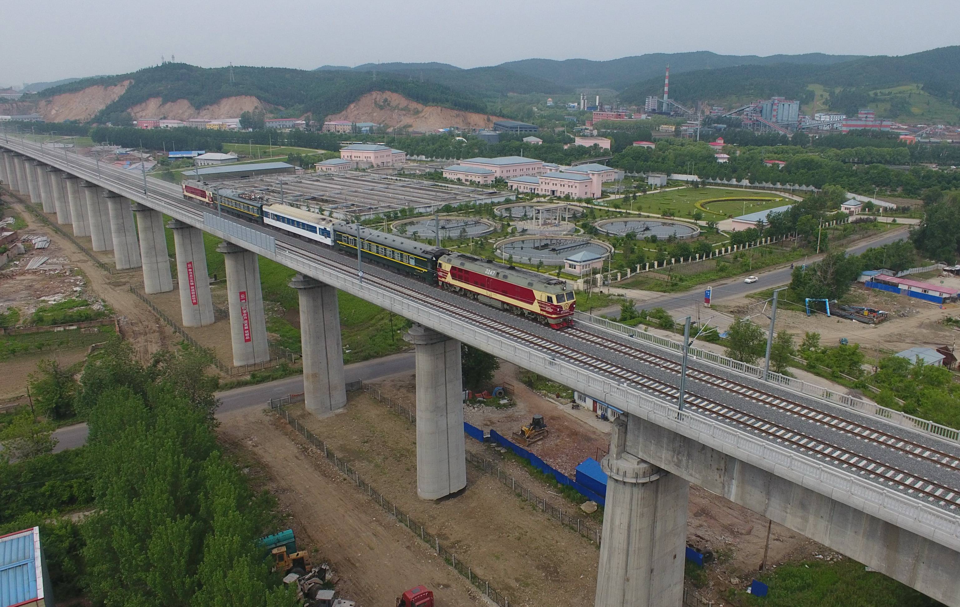 佳高铁进入联调联试阶段6月10日,黑龙江省牡丹江市,一列高速铁路联调