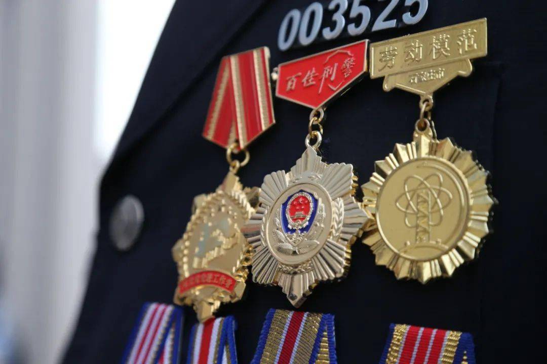 公安民警承担着维护社会治安,打击刑事犯罪的重要职能.