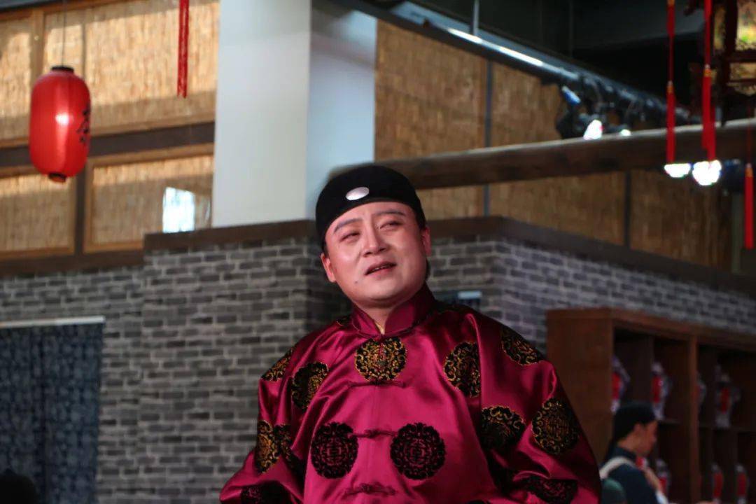 穿越百年的沉浸式体验,小编带您深入话剧《茶馆》,看半天,原来我们