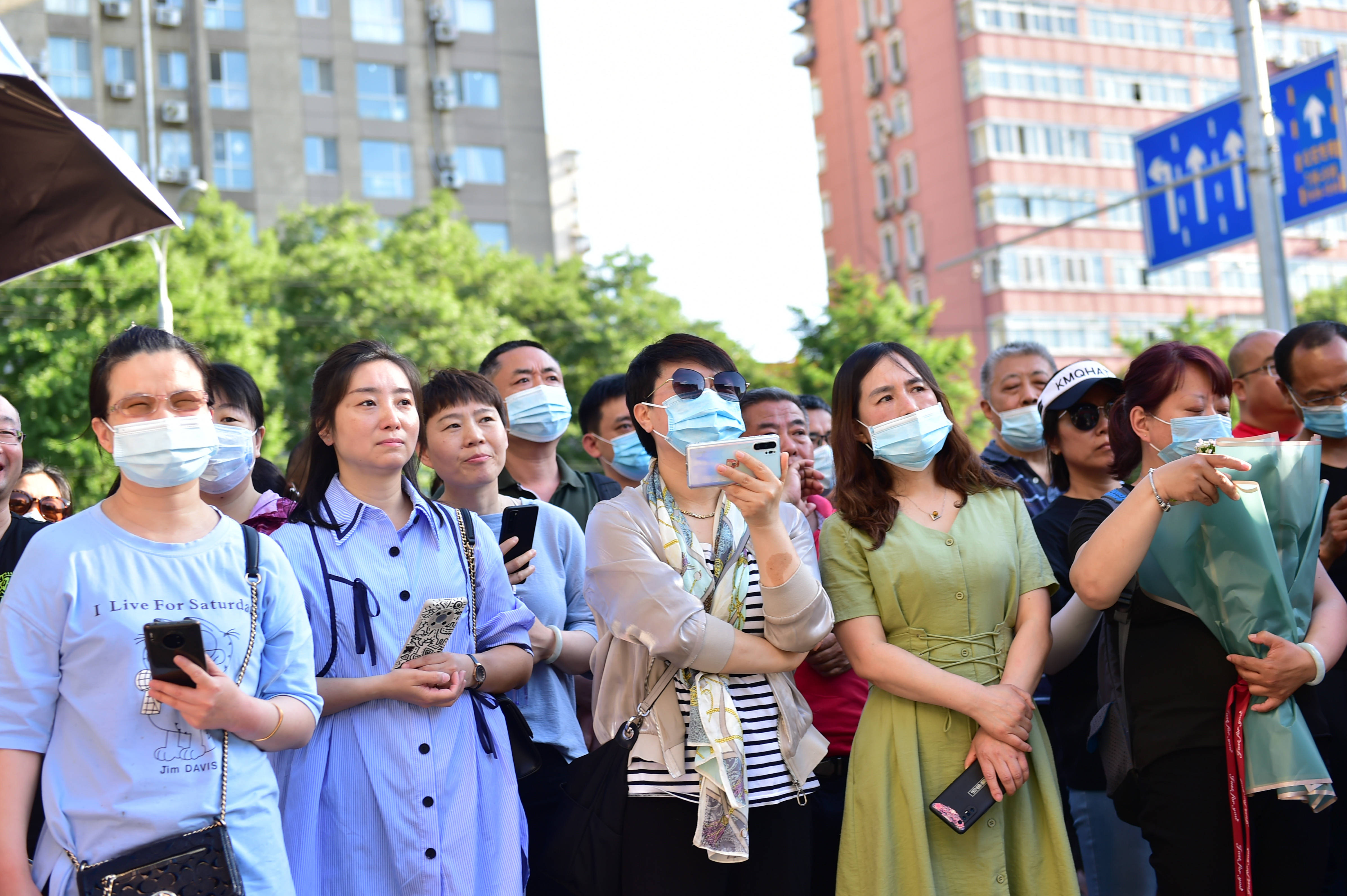 2021年高考結束6月10日,在北京市中關村中學考點外,考生的家人等待