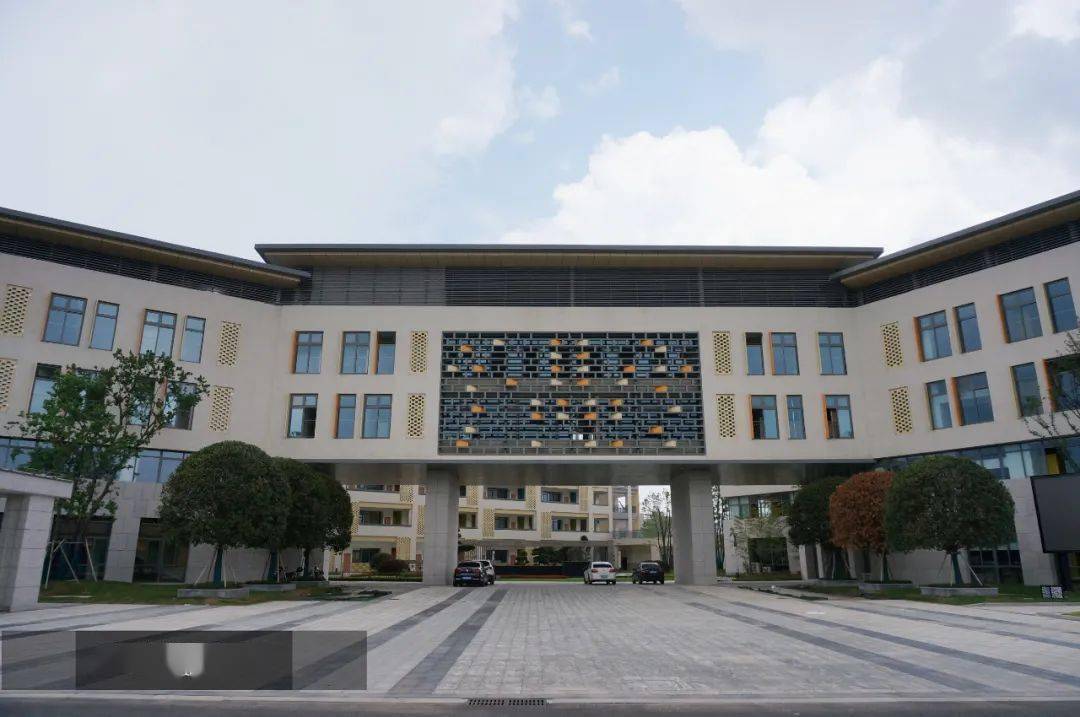 随着邗江中学新校区,南京师范大学附属邗江实验小学投入使用,  西区