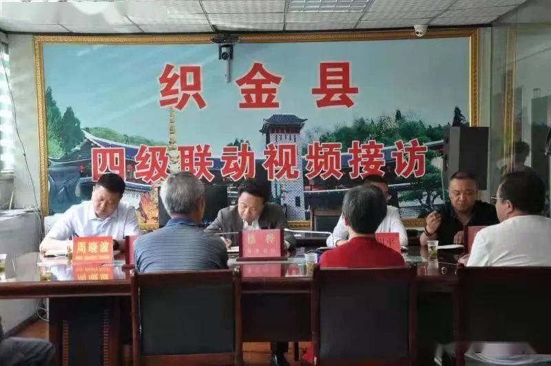 中心接待来访群众,织金县委常委,县委政法委书记,县公安局局长周晓波