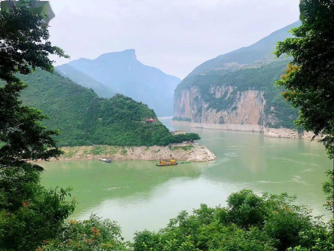 乘坐涉外豪华游轮畅游长江三峡,顺道去重庆吃喝玩乐,幸福!