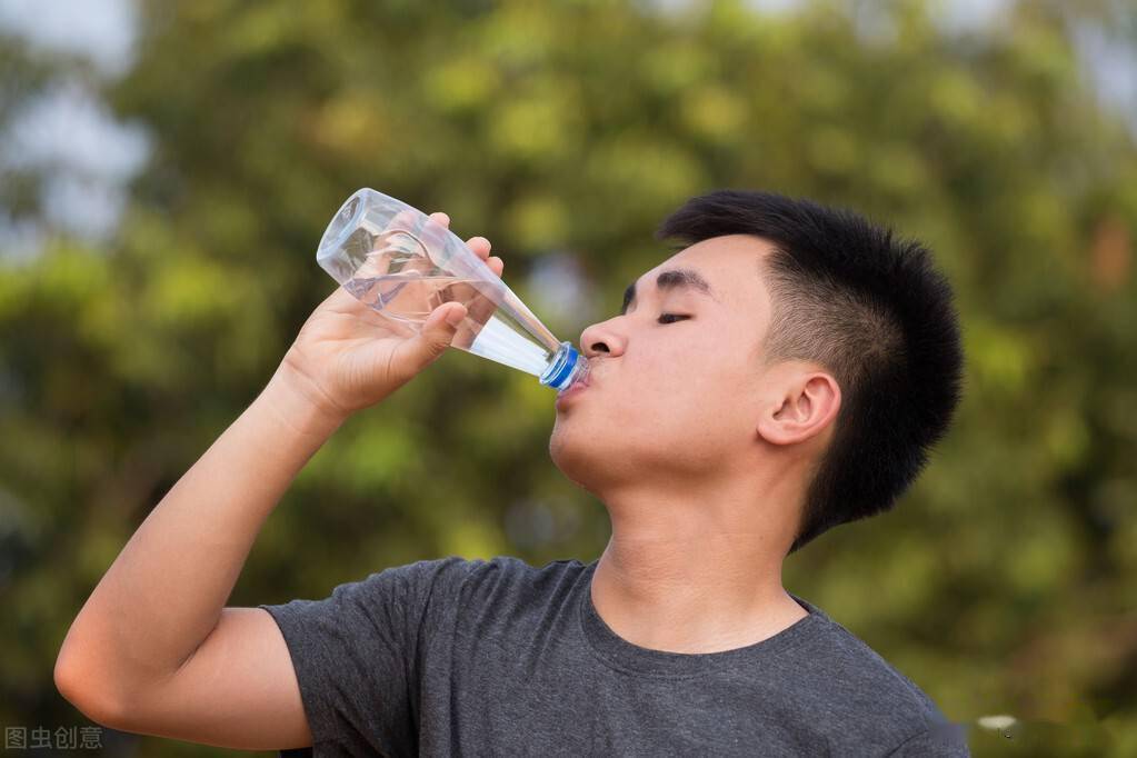 常喝什麼可以降尿酸防痛風茶水和蘇打水哪個更有效