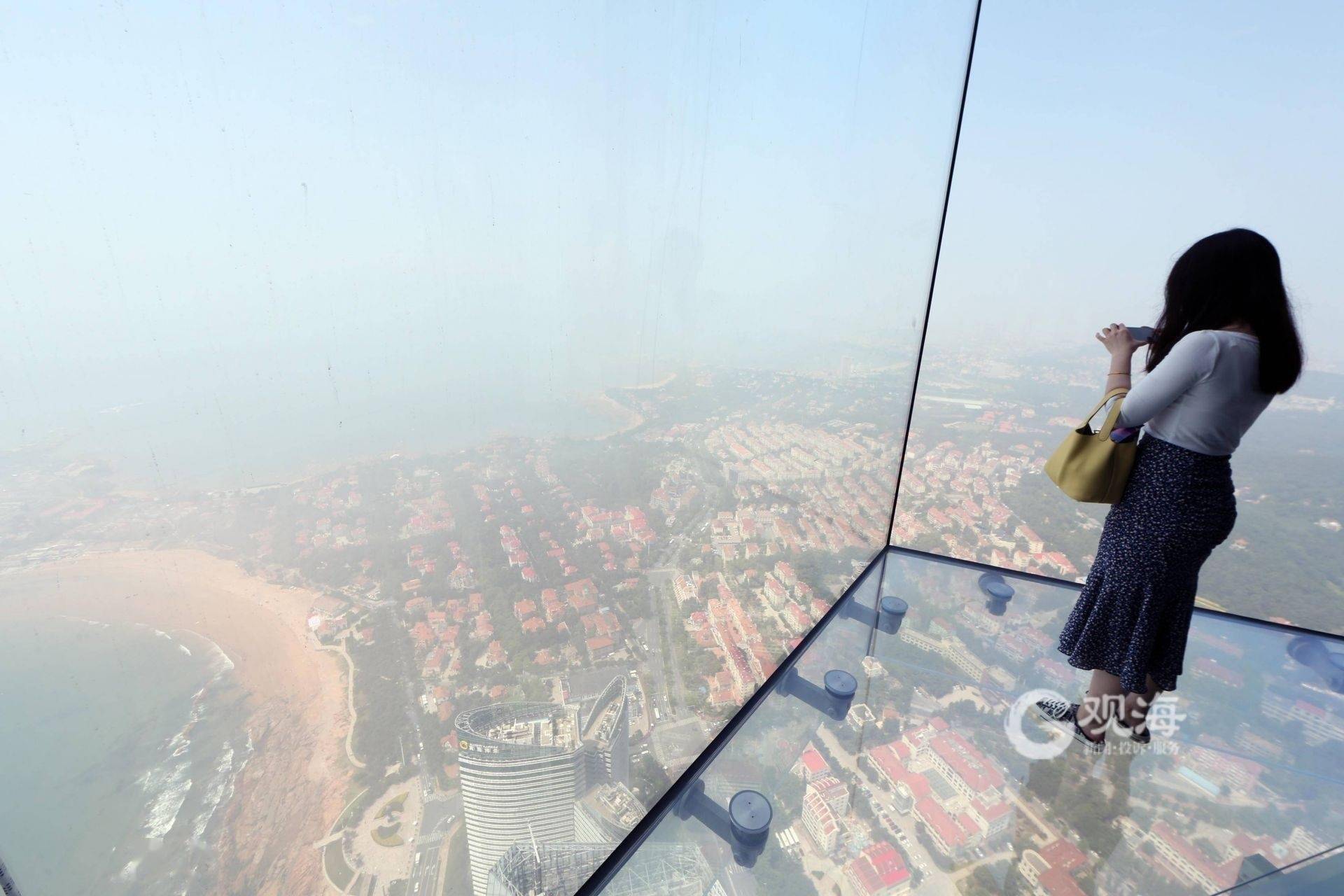 330米高空玻璃上看青岛你敢尝试吗