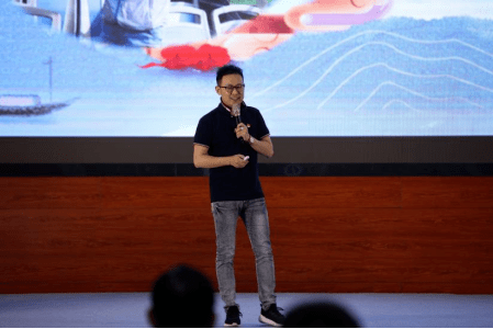 副校长柯荣亮从"与武术的结缘""对警徽的选择""致青春的回应"三个方面