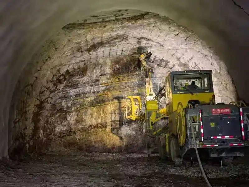 宁会隧道进口位于四川省宁南县石梨镇花石村,出口位于四川省会东县堵