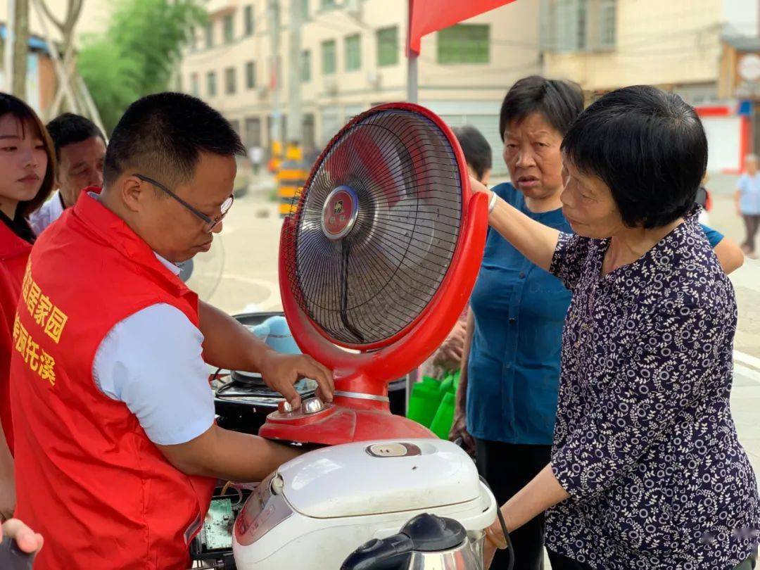 實踐隊以義務修電器 服務暖人心為主題,為群眾開展義務維修電器活動